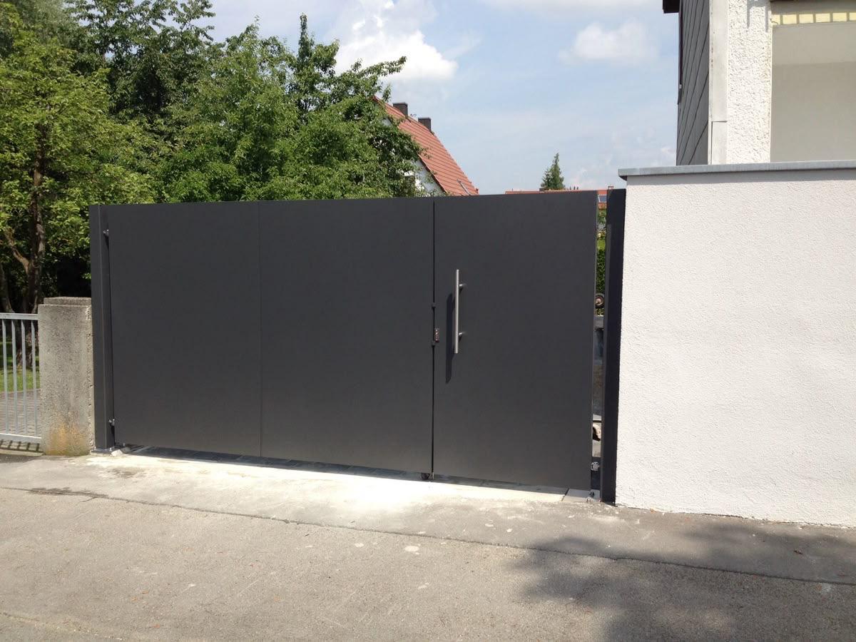 Modernes Industrietor und Brandschutztür